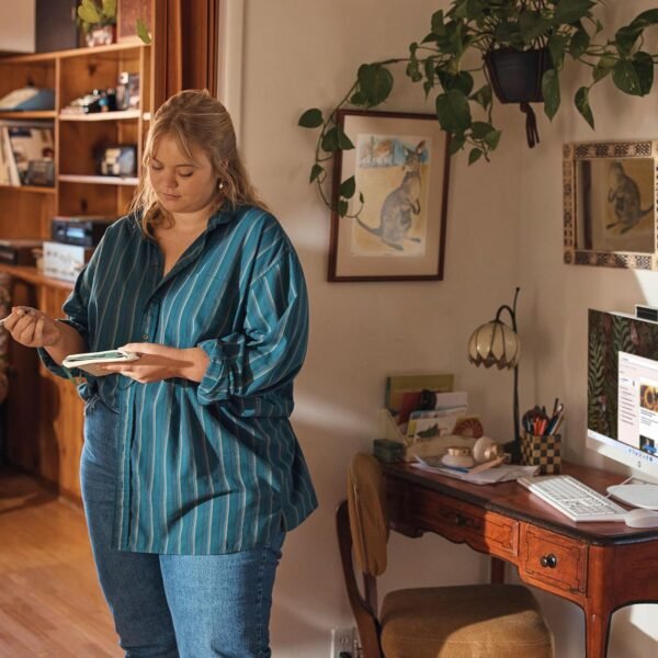 81l1xw1XKML._AC_SL1500_.jpg HP 23.8 inch All-in-One Desktop PC, FHD Display, AMD Athlon Silver 7120U, 8 GB RAM, 256 GB SSD, AMD Radeon Graphics, Windows 11 Home, 24-cr0110 (2023)