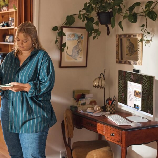 81xV61GqlsL._AC_SL1500_.jpg HP 27 inch All-in-One Desktop PC, FHD Touchscreen, Intel Core Ultra 7 155U, 16 GB RAM, 512 GB SSD, Intel Graphics, Windows 11 Home, Shell White, 27-cr1180 (2025)